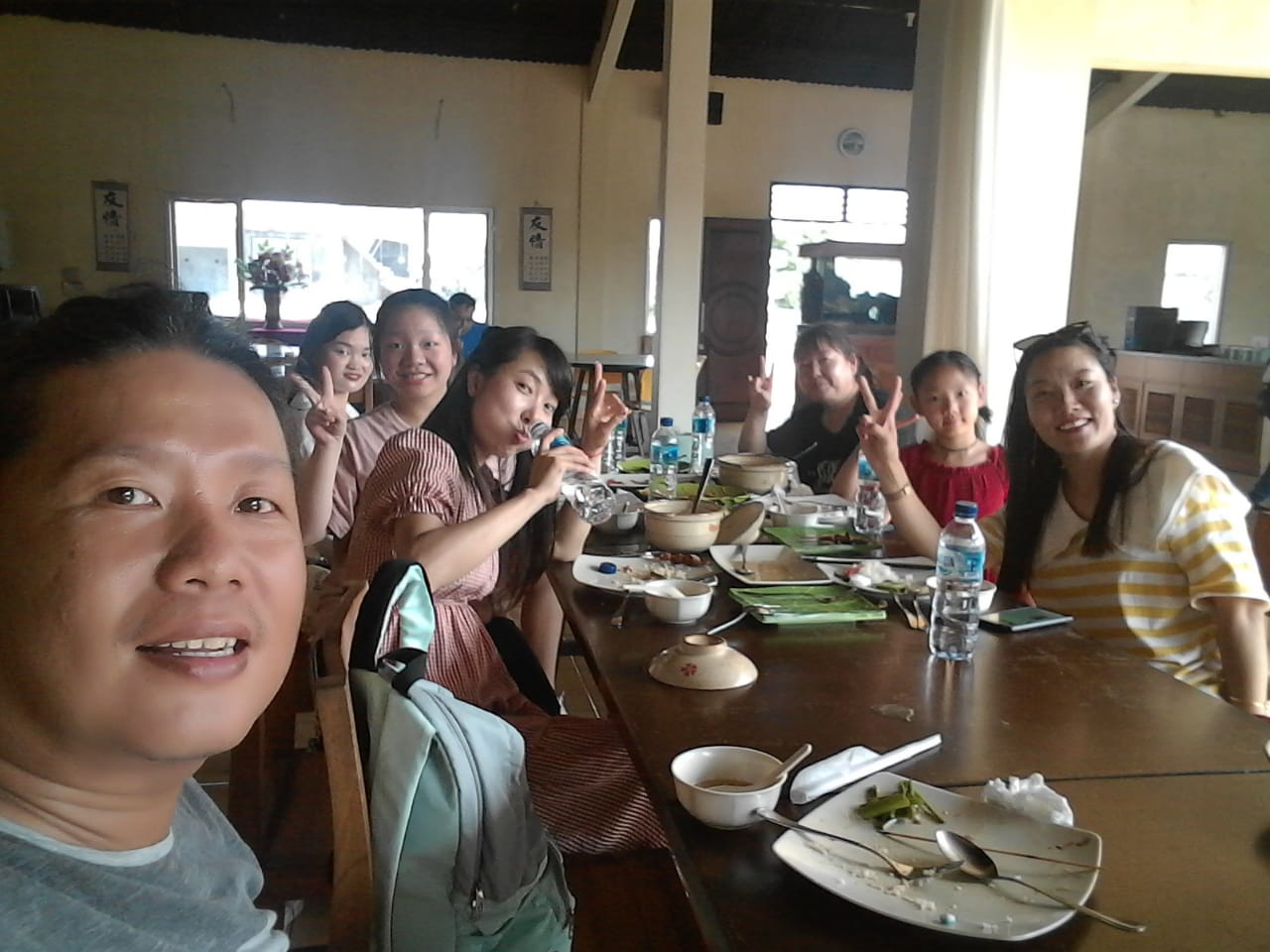 Makan bersama keluarga wisatawan Tiongkok