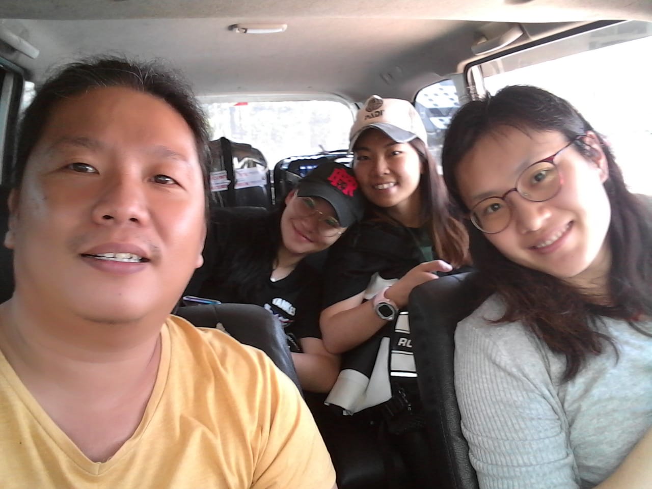 Klien bahagia di perjalanan