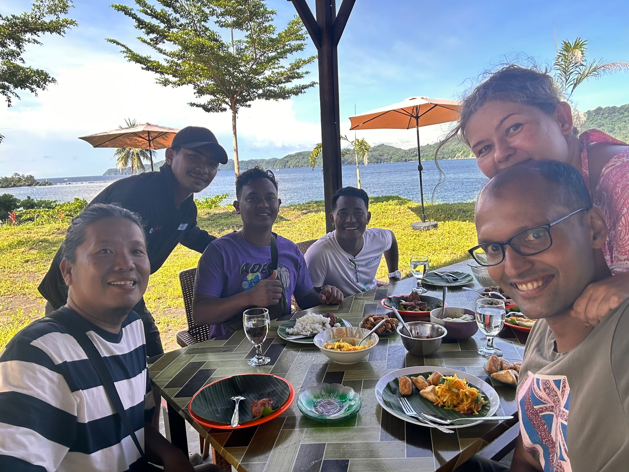 Makan malam dengan pemandangan laut