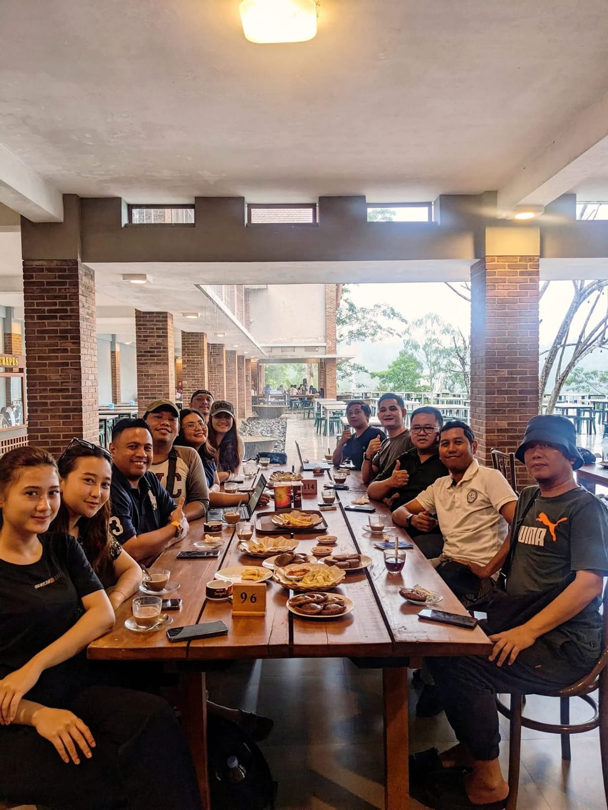 Kumpul grup di kafe lokal