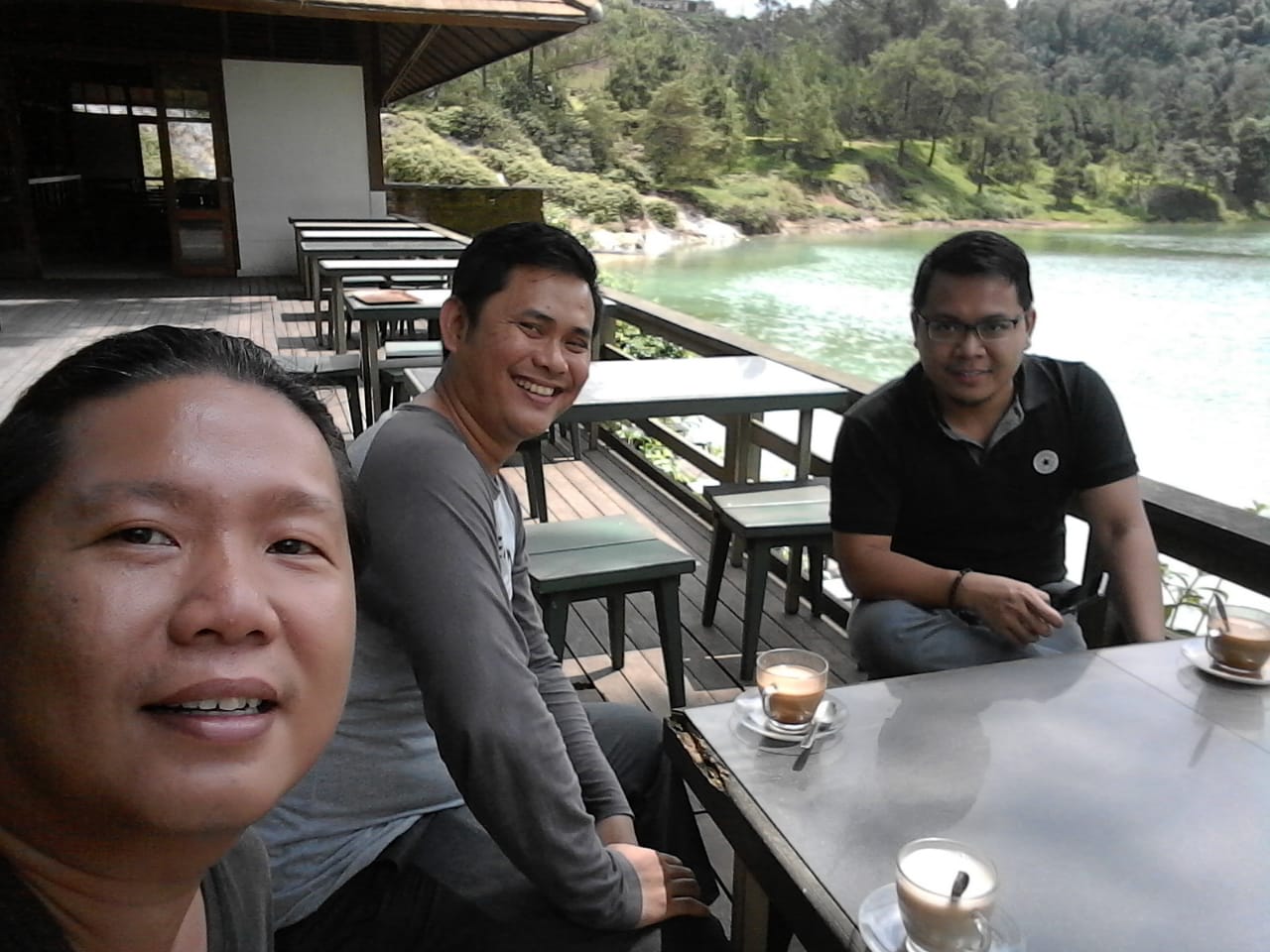 Kafe di tepi danau vulkanik