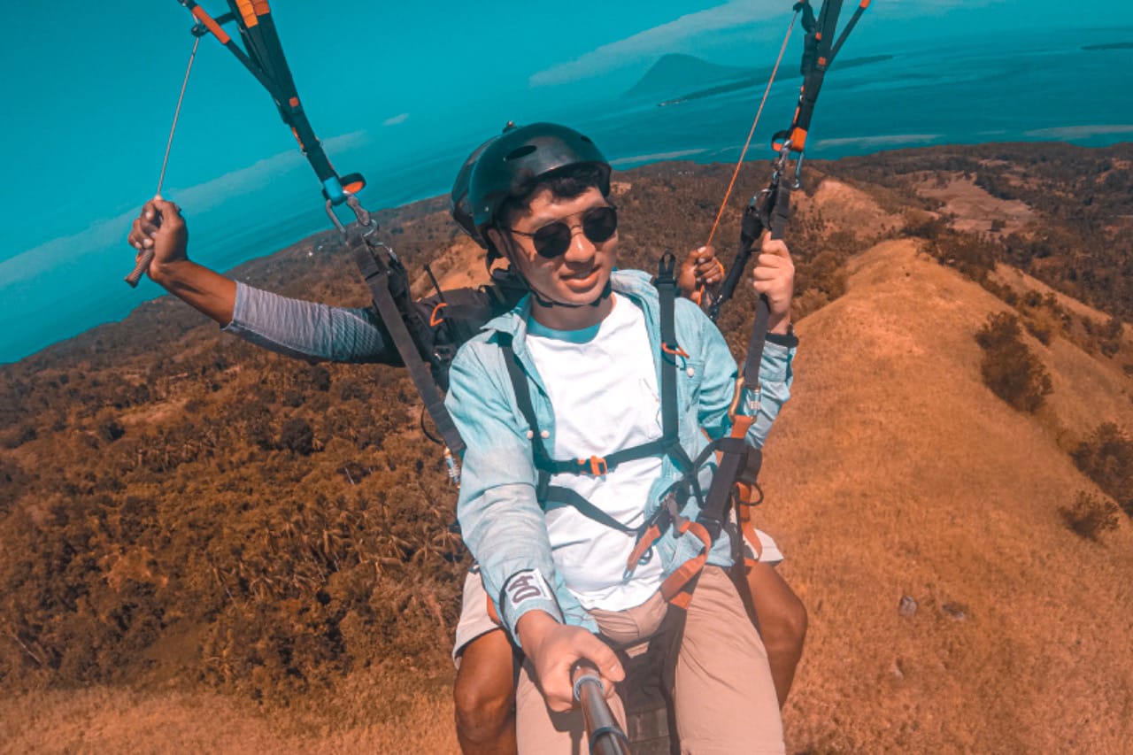 Petualangan paralayang di atas bukit Manado