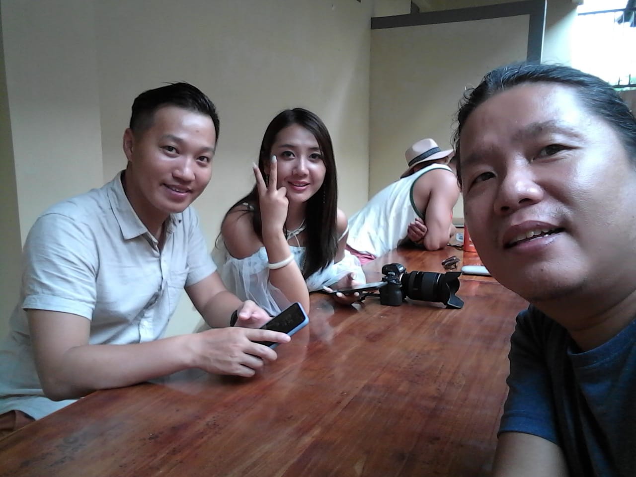 Momen santai di kafe bersama tamu