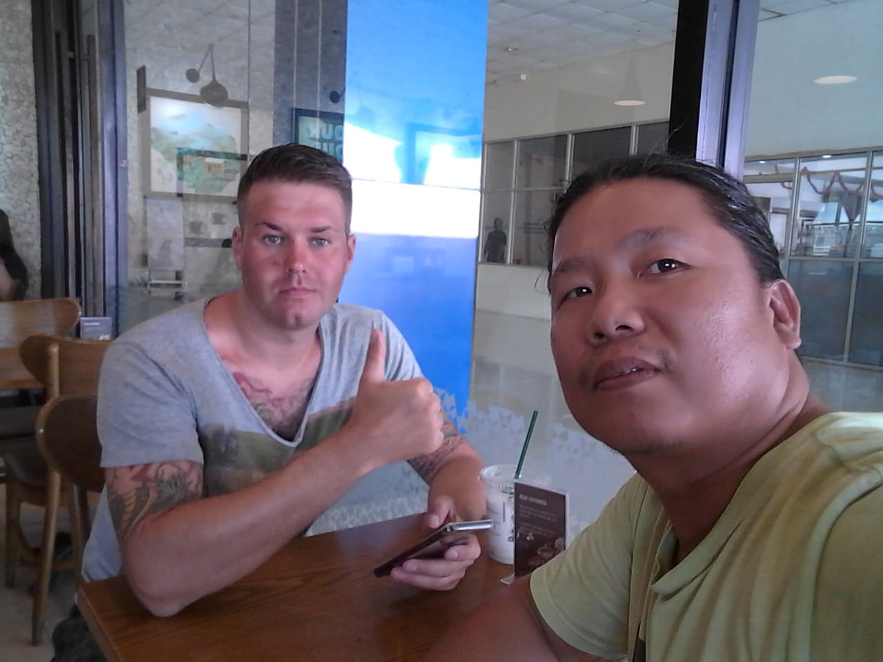 Pertemuan di kafe lokal